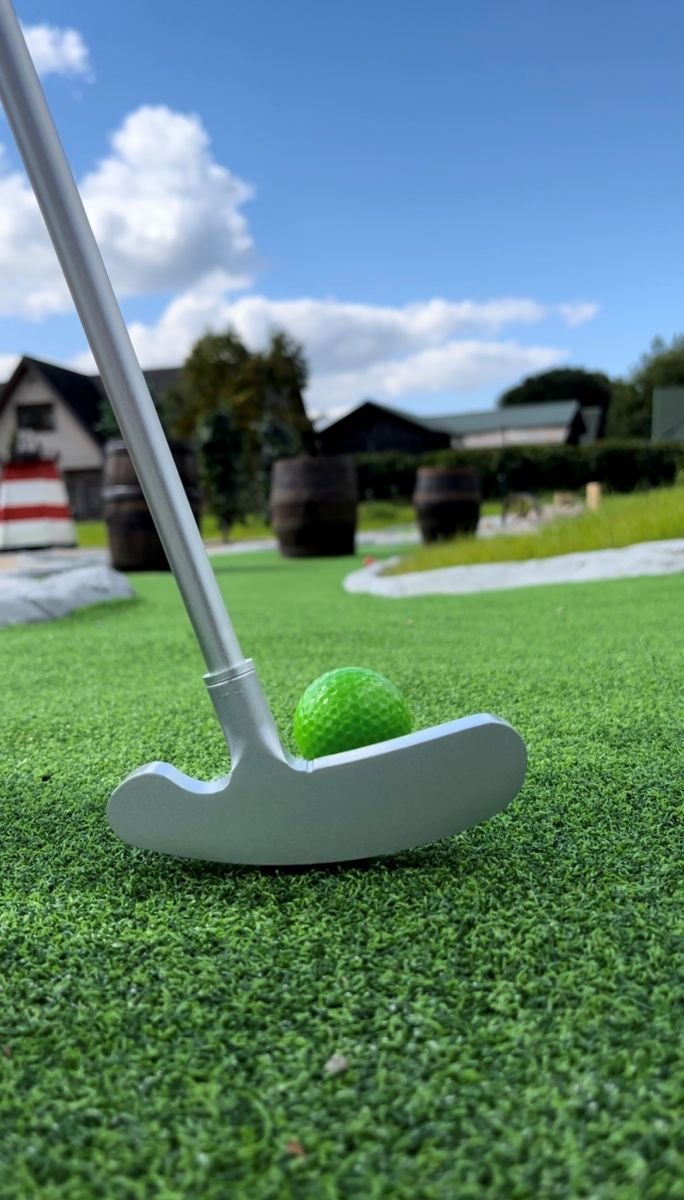 Āres Minigolfs laukums ar zaļu zālienu
