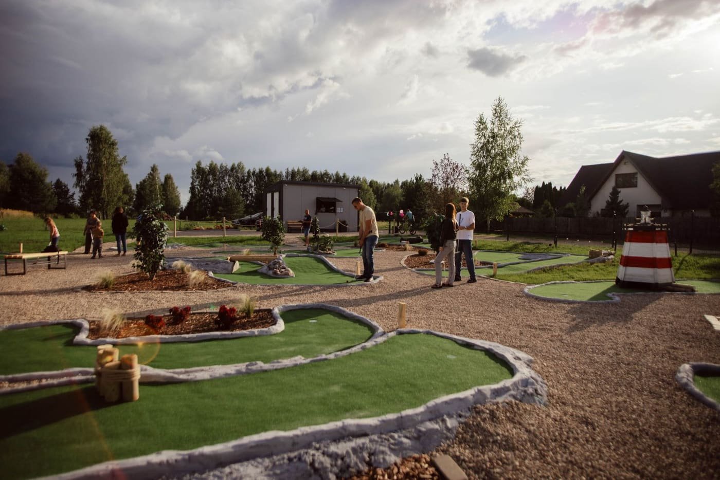 Spēlētāji Āres Minigolfs laukumā